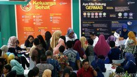 Pengunjung memadati stand Kemenkes.
