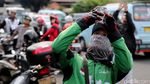 Lagi, Agustinus Nekat Panjat Baliho di Slipi