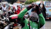Tak mau melewatkan momen langka itu, beberapa warga terlihat mengabadikan aksi Agustinus itu dengan gadget mereka.