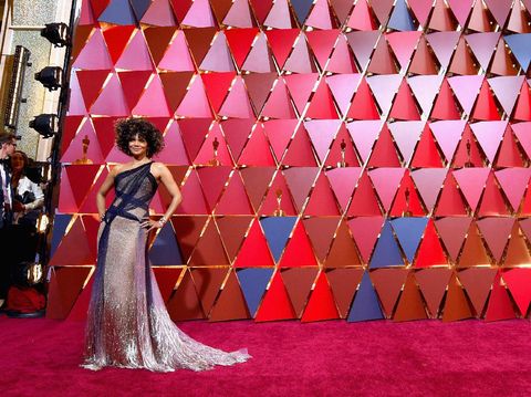Diiringi 'Versace on the Floor', Halle Berry Melucuti Gaun Versace-nya