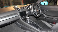 Interior mobil telah didesain ulang. Porsche Communication Management (PCM) hadir sebagai fitur standar.