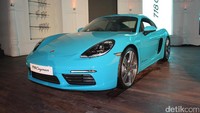 Mobil ini ditawarkan dengan dua versi, yaitu versi entry level dengan mesin 2.0 liter dan Cayman S dengan mesin 2.5 liter.