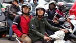Lagi, Agustinus Nekat Panjat Baliho di Slipi