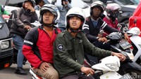 Aksi Agustinus juga sukses menjadi sorotan warga sekitar yang tengah melintas. Bukan kali pertama Agustinus melakukan hal serupa. Sebelumnya, ia juga pernah memanjat baliho di Bundaran Senayan, kawasan Pasar Senen, Harmoni dan Grogol.