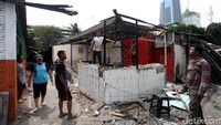 Sejak Selasa (28/2/2017) pagi, para karyawan Lapo mulai membongkar kios-kios tersebut. Para pemilik kios juga mulai membereskan barang-barang di dalam kiosnya. Kursi-kursi plastik dibersihkan, barang-barang di dapur kios pun mulai dikemas.