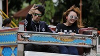 Ia pun mengatakan hanya sebagai teman dekat saja bersama Billa si Barbie Cikarang. Pool/Hanif Hawari/detikFoto.
