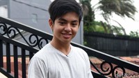 Angga saat ditemui di studio Brotherland, Cilandak Barat, Jakarya Selatan, Senin (27/02). Pool/Noel/detikFoto.