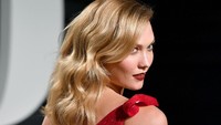 Karlie Kloss jadi sorotan di Vanity Fair, Beverly Hills, AS pada Minggu (26/2/2017) waktu setempat. Pascal Le Segretain/Getty Images