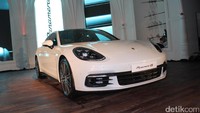 Sejarah pembuatan logo awal Porsche bermula saat perancang mobil Porsche, Ferdinand Anton Ernst Porsche atau dikenal dengan Ferry Porsche, bertemu dengan Max Hoffman, importer mobil pertama Porsche di Amerika.