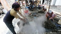 Imbasnya, kegiatan usaha pengupasan kerang hijau mulai berkurang operasinya karena kekurangan pasokan kerang.
