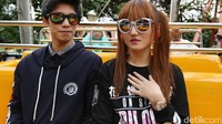 Barbie Cikarang dan Pule, putra Mastur saat menikmati wahana Kora-kora di Dufan, Jakarta Utara pada akhir pekan lalu. Pool/Hanif Hawari/detikFoto.