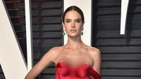 Alessandra tampak sangat seksi dengan gaun merah dari Ralph & Russo. Pascal Le Segretain/Getty Images