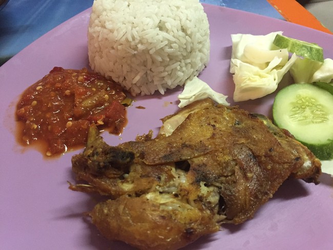 Sedapnya Ayam Penyet Sambal Mentah dan Soto Madura di Kantin PIM 2