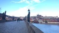 Sebenarnya, tak butuh waktu lama untuk jalan kaki menyusuri Charles Bridge. Durasi paling banyak dihabiskan untuk berfoto-foto di tiap titik jembatan dan menikmati nyamannya jalan kaki di tempat wisata ikonik di Praha ini (Tiara/detikTravel)