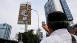 Lagi, Agustinus Nekat Panjat Baliho di Slipi