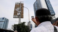 Lagi, Agustinus Woro alias Martinus nekat memanjat tiang baliho di kawasan Slipi, Jakarta, Selasa (28/2/2017).