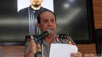 Boy Rafli Amar memperlihatkan foto pelaku peledakan bom panci, Yayat Cahdiyat alias Abu Salam dalam jumpa pers di Mabes Polri, Jakarta, Selasa (28/2/2017).