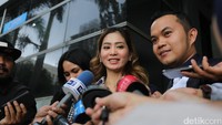 Artis Bunga Zainal melaporkan seorang fotografer yang bernama Harry Wiradinata, ke Polda Metro Jaya, Semanggi, Jakarta Selatan, Senin (27/2/2017). Pool/Hanif Hawari/detikFoto.
