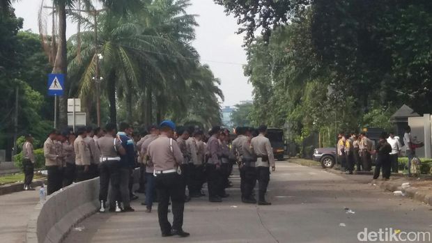 Massa Pengawal Sidang Ahok Bubarkan Diri, Lalin Kembali Dibuka
