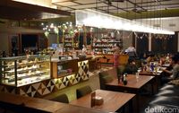 Noah's Barn: Waffle Empuk Bertopping Ayam Plus Saus Keju