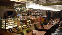 Bertempat di kawasan Dago, Anda bisa mampir mencicip makanan di Noah Barn. Tidak hanya enak makanannya, kafe ini juga sangat nyaman dan cocok untuk bersantai sambil berkumpul bersama teman.
