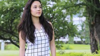 Pesinetron keturunan Swiss itu tampil cantik Mengenakan dress putih bergaris dan sneakers hitam. Pool/Hanif Hawari/detikFoto.