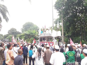 Polisi Minta Massa di Luar Sidang Ahok Tetap Tertib