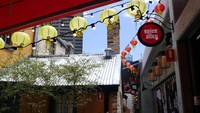 Ada juga Spice Alley, gang sempit yang diubah menjadi deretan kedai masakan Asia. Kamu yang kangen cita rasa pedas dan asam, bisa mampir ke tempat ini (Wahyu/detikTravel)