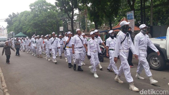 Bawa Mobil Komando, Massa Sambut Kedatangan Habib Rizieq di Kementan