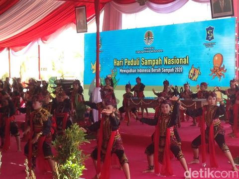 Peringatan Hari Peduli Sampah Nasional di Surabaya