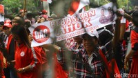 Massa pendukung Ahok membawa sejumlah poster. Salah satu poster bertuliskan Bebaskan Ahok.