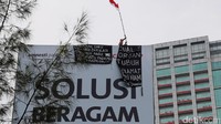 Seperti biasa, Agustinus coba menyuarakan tuntutan penyelesaian kasus HAM, penegakan hukum dan penjualan organ tubuh.