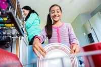 Membiasakan Anak Cuci Piring Sendiri Bikin Mereka Sukses Membiasakan Anak Cuci Piring Sendiri Bikin Mereka Sukses