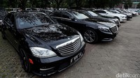 Mobil sudah disiapkan dan diberi nomor pada kaca depan. Namun, untuk siapa mobil tersebut, masih rahasia.