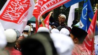 Massa kontra Ahok membawa atribut seperti bendera.
