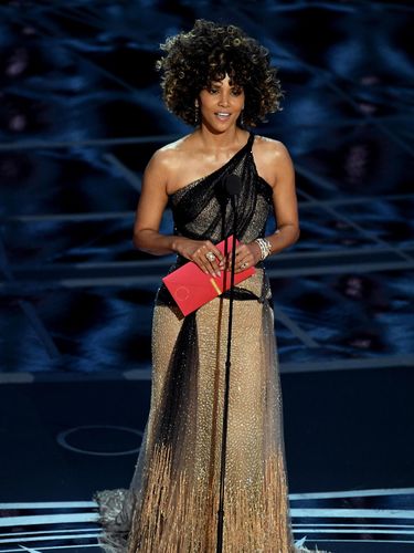 Diiringi 'Versace on the Floor', Halle Berry Melucuti Gaun Versace-nya