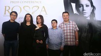 Wanita yang kerap disapa Ocha itu akan didukung sahabatnya sendiri yaitu Jay Subyakto sebagai Art Director, dan dibantu Tohpati yang akan berperan sebagai Music Director. Pool/Ismail/detikFoto.