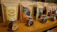 Aneka racikan kopi lokal dan mancanegara bisa Anda beli di sini. Anda bisa mencium aromanya dan juga membeli bubuk kopi kemasan racikan Noah Barn.