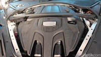 Porsche menawarkan Panamera dengan dua pilihan mesin yaitu mesin 2,9 liter pada Panamera 4S dan mesin V8 pada Panamera Turbo.  Panamera 4S menggunakan mesin berkonfigurasi V6 twin turbo, sementara Panamera Turbo pakai mesin V8 twin-turbo.