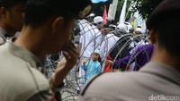 Seorang anak terlihat di antara massa kontra Ahok.