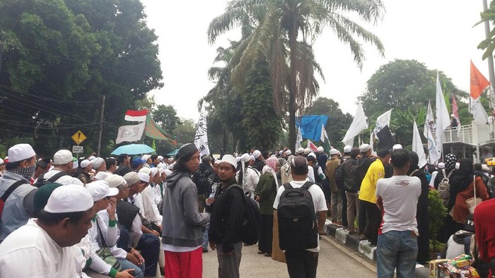 Kian Siang, Massa Pengawal Sidang Ahok di Kementan Makin Ramai
