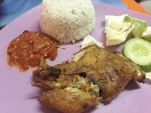 Sedapnya Ayam Penyet Sambal Mentah dan Soto Madura di Kantin PIM 2