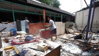 Pembongkaran kios menyusul pemberitahuan pengosongan lokasi dagang paling lambat hari ini. Kios yang tengah dibongkar yakni RM Medan Ria dan RM Masakan Manado.