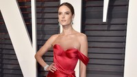 Model berusia 35 tahun itu mengekspos kaki dan belahan dadanya tersebut. Pascal Le Segretain/Getty Images