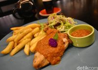 Noah's Barn: Waffle Empuk Bertopping Ayam Plus Saus Keju