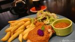 Enaknya Ngopi Sambil Mencicip Chicken Waffle Bersaus Keju