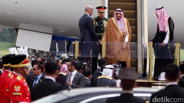 Penjelasan Soal Bisht dan Thawb yang Dipakai Raja Salman