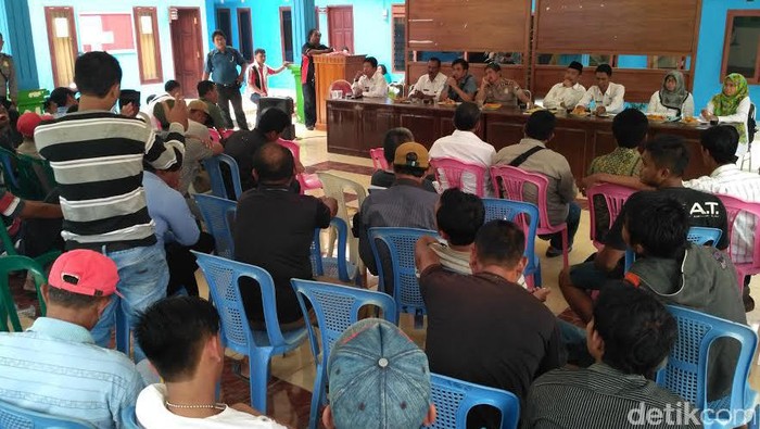 Geruduk Kantor Desa, Warga Situbondo Tolak Menara Telekomunikasi