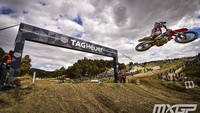Dibanding ajang balap motor lainnya, motocross diklaim sebagai event yang paling banyak menuntut kondisi fisik dan skill pebalap. Kondisi trek dengan segala tantangannya menuntut banyak hal dari setiap rider (Foto: MXGP.com)
