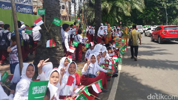 Suasana Depan Istana Bogor Makin Ramai Jelang Datangnya Raja Salman